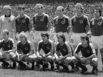 Eder (2. unten von rechts) spielte im WM-Finale 1986 Eder (2. unten von rechts) spielte im WM-Finale 1986