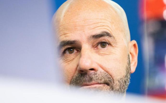 Trainer Peter Bosz braucht mit Bayer Leverkusen gegen Atlético Madrid einen Sieg. Foto: Marcel Kusch/dpa