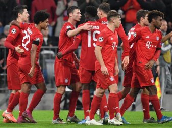 Die Münchner Spieler feiern das 1:0 durch Robert Lewandowski. Foto: Sven Hoppe/dpa Die Münchner Spieler feiern das 1:0 durch Robert Lewandowski. Foto: Sven Hoppe/dpa