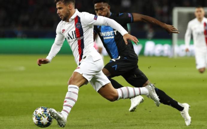 PSG-Spieler Juan Bernat (l) behauptet sich gegen Emmanuel Dennis vom FC Brügge. Foto: Thibault Camus/AP/dpa