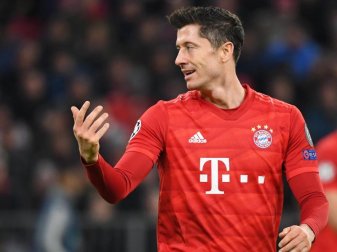 Nach dem Sieg über Olympiakos Piräus verrät Robert Lewandowski, dass er erneut Vater wird. Foto: Sven Hoppe/dpa