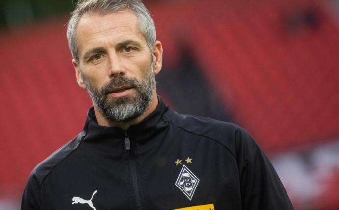 Trainer Marco Rose hat mit Gladbach noch eine kleine Chance auf den Verbleib in der Europa League. Foto: Rolf Vennenbernd/dpa