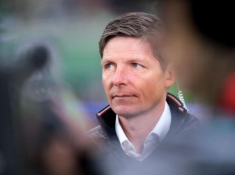 Trainer Oliver Glasner will mit dem VfL Wolfsburg die K.o.-Phase der Europa League erreichen. Foto: Peter Steffen/dpa Trainer Oliver Glasner will mit dem VfL Wolfsburg die K.o.-Phase der Europa League erreichen. Foto: Peter Steffen/dpa