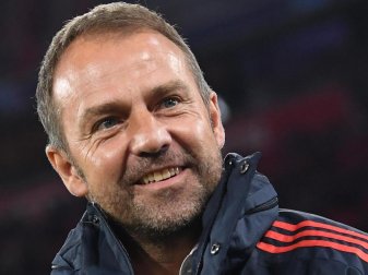 Hansi Flick kann sich freuen: Sein erstes Spiel als Interimstrainer der Bayern ist ein Sieg. Foto: Sven Hoppe/dpa Hansi Flick kann sich freuen: Sein erstes Spiel als Interimstrainer der Bayern ist ein Sieg. Foto: Sven Hoppe/dpa