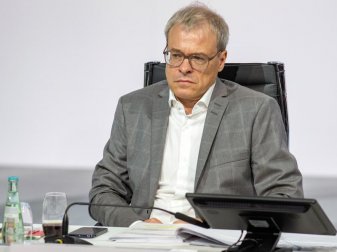 Schalkes Finanzvorstand Peter Peters. Foto: Andreas Gora/dpa Schalkes Finanzvorstand Peter Peters. Foto: Andreas Gora/dpa