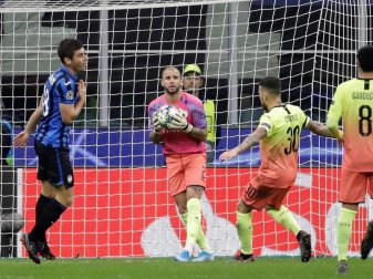 Kyle Walker (2.v.l) im City-Tor. Zuvor hatte sich Ederson verletzt und Claudio Bravo die Rote Karte gesehen. Foto: Luca Bruno/AP/dpa Kyle Walker (2.v.l) im City-Tor. Zuvor hatte sich Ederson verletzt und Claudio Bravo die Rote Karte gesehen. Foto: Luca Bruno/AP/dpa