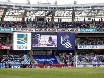 Gedenkminute für den 2016 verstorbenen Dalian Atkinson Gedenkminute für den 2016 verstorbenen Dalian Atkinson