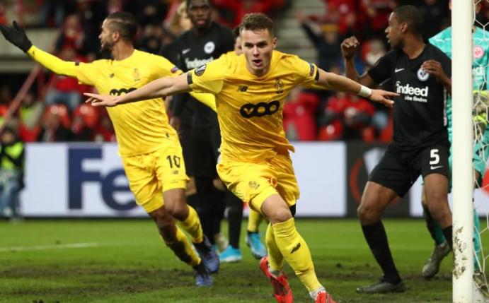 Lüttichs Zinho Vanheusden (vorn) dreht nach seinem Treffer zum 1:0 jubelnd ab. Foto: Virginie Lefour/BELGA/dpa