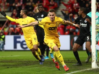 Lüttichs Zinho Vanheusden (vorn) dreht nach seinem Treffer zum 1:0 jubelnd ab. Foto: Virginie Lefour/BELGA/dpa Lüttichs Zinho Vanheusden (vorn) dreht nach seinem Treffer zum 1:0 jubelnd ab. Foto: Virginie Lefour/BELGA/dpa