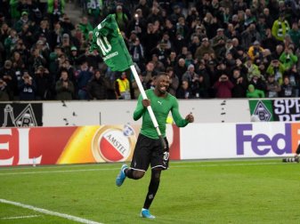 Gladbachs Marcus Thuram feiert mit einer Eckfahne den 2:1-Heimsieg über AS Rom. Foto: Federico Gambarini/dpa Gladbachs Marcus Thuram feiert mit einer Eckfahne den 2:1-Heimsieg über AS Rom. Foto: Federico Gambarini/dpa