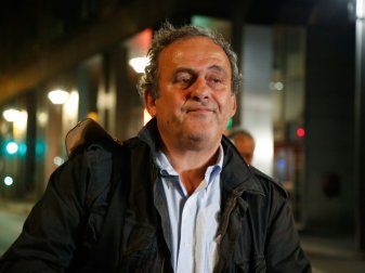 Ermunterung von Präsident Macron: Michel Platini