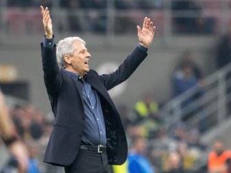 Zeigt mehr Emotionen an der Seitenlinie: Dortmunds Trainer Lucien Favre. Foto: Bernd Thissen/dpa Zeigt mehr Emotionen an der Seitenlinie: Dortmunds Trainer Lucien Favre. Foto: Bernd Thissen/dpa
