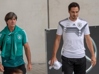 Bald wieder vereint im DFB-Team: Bundestrainer Joachim Löw (l) und Mats Hummels. Foto: Peter Kneffel/dpa