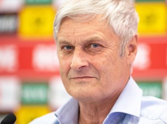 Hat seinen Vertrag mit dem 1. FC Köln zum sofortigen Zeitpunkt aufgelöst: Sportchef Armin Veh. Foto: Marius Becker/dpa Hat seinen Vertrag mit dem 1. FC Köln zum sofortigen Zeitpunkt aufgelöst: Sportchef Armin Veh. Foto: Marius Becker/dpa
