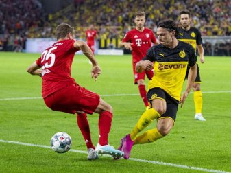 Treffen im Bundesliga-Topspiel aufeinander: Dortmunds Nico Schulz (r) und Bayerns Thomas Müller. Foto: Guido Kirchner/dpa Treffen im Bundesliga-Topspiel aufeinander: Dortmunds Nico Schulz (r) und Bayerns Thomas Müller. Foto: Guido Kirchner/dpa