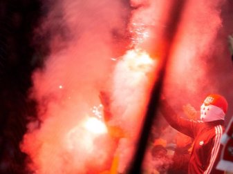 Kölner Fans brennen Pyrotechnik ab - nach der Heimniederlage machten einige von ihnen ihrem Frust gewaltsam Luft. Foto: Rolf Vennenbernd/dpa Kölner Fans brennen Pyrotechnik ab - nach der Heimniederlage machten einige von ihnen ihrem Frust gewaltsam Luft. Foto: Rolf Vennenbernd/dpa