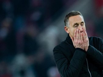 Nach der Niederlage gegen Hoffenheim schlägt Kölns Trainer Achim Beierlorzer die Hände vor sein Gesicht. Foto: Rolf Vennenbernd/dpa Nach der Niederlage gegen Hoffenheim schlägt Kölns Trainer Achim Beierlorzer die Hände vor sein Gesicht. Foto: Rolf Vennenbernd/dpa