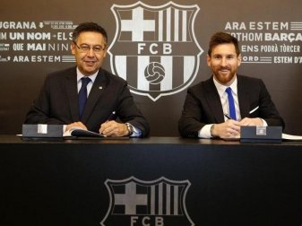 Lionel Messi (r) und Vereinspräsident Josep Maria Bartomeu 2017 bei der Verlängerung des Vertrags bis zum Jahr 2021. Foto: Miguel Ruiz/Europapress/dpa Lionel Messi (r) und Vereinspräsident Josep Maria Bartomeu 2017 bei der Verlängerung des Vertrags bis zum Jahr 2021. Foto: Miguel Ruiz/Europapress/dpa
