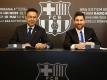 Lionel Messi (r) und Vereinspräsident Josep Maria Bartomeu 2017 bei der Verlängerung des Vertrags bis zum Jahr 2021. Foto: Miguel Ruiz/Europapress/dpa
