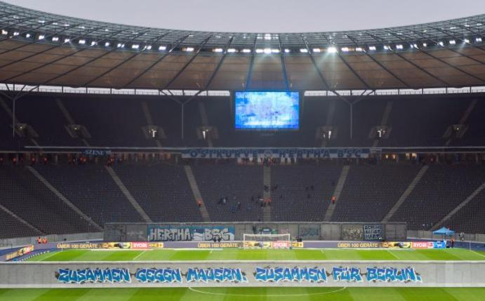 Eine «Mauer» mit der Aufschrift «Zusammen gegen Mauern, zusammen für Berlin» steht vor dem Spiel gegen RB Leipzig auf dem Rasen. Foto: Soeren Stache/dpa-Zentralbild/dpa