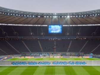 Eine «Mauer» mit der Aufschrift «Zusammen gegen Mauern, zusammen für Berlin» steht vor dem Spiel gegen RB Leipzig auf dem Rasen. Foto: Soeren Stache/dpa-Zentralbild/dpa Eine «Mauer» mit der Aufschrift «Zusammen gegen Mauern, zusammen für Berlin» steht vor dem Spiel gegen RB Leipzig auf dem Rasen. Foto: Soeren Stache/dpa-Zentralbild/dpa