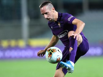 Stattete seinen alten Mannschaftskollegen einen Besuch ab: Ex-Bayern-Star Franck Ribéry. Foto: Jennifer Lorenzini/Lapresse/Lapresse via ZUMA Press/dpa Stattete seinen alten Mannschaftskollegen einen Besuch ab: Ex-Bayern-Star Franck Ribéry. Foto: Jennifer Lorenzini/Lapresse/Lapresse via ZUMA Press/dpa