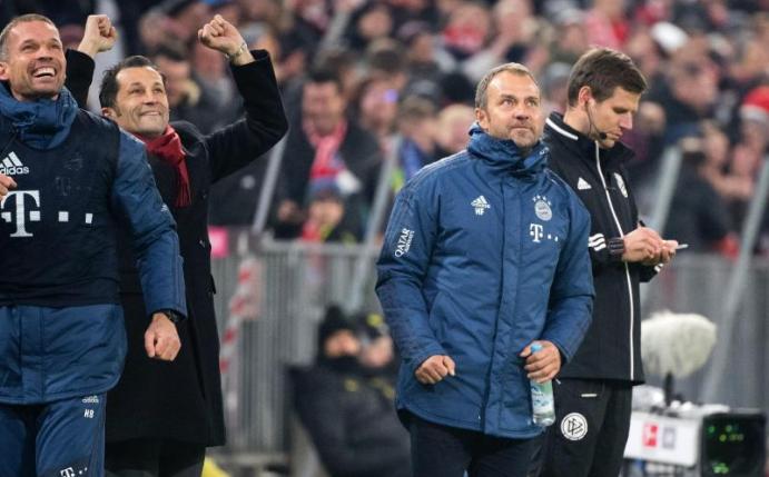 Feierstimmung: Bayern-Coach Hansi Flick freut sich über das 4:0 gegen den BVB. Foto: Matthias Balk/dpa