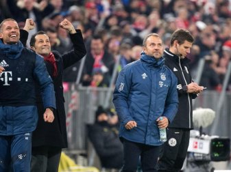 Feierstimmung: Bayern-Coach Hansi Flick freut sich über das 4:0 gegen den BVB. Foto: Matthias Balk/dpa Feierstimmung: Bayern-Coach Hansi Flick freut sich über das 4:0 gegen den BVB. Foto: Matthias Balk/dpa