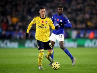 Mesut Özil musste mit dem FC Arsenal eine Pleite gegen Leicester verbuchen. Foto: Nick Potts/PA Wire/dpa Mesut Özil musste mit dem FC Arsenal eine Pleite gegen Leicester verbuchen. Foto: Nick Potts/PA Wire/dpa