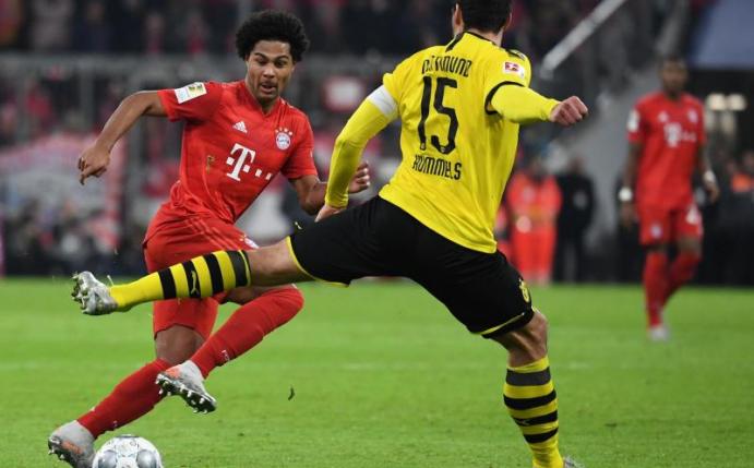 Auf dem falschen Fuß erwischt: BVB-Verteidiger Mats Hummels hat gegen seinen Ex-Bayern-Teamkollegen Serge Gnabry das Nachsehen. Foto: Sven Hoppe/dpa