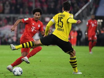 Auf dem falschen Fuß erwischt: BVB-Verteidiger Mats Hummels hat gegen seinen Ex-Bayern-Teamkollegen Serge Gnabry das Nachsehen. Foto: Sven Hoppe/dpa Auf dem falschen Fuß erwischt: BVB-Verteidiger Mats Hummels hat gegen seinen Ex-Bayern-Teamkollegen Serge Gnabry das Nachsehen. Foto: Sven Hoppe/dpa