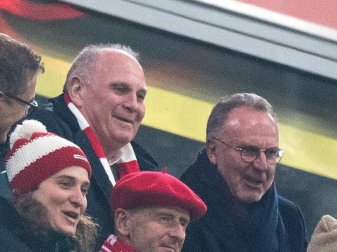 Uli Hoeneß (l) und Karl-Heinz Rummenigge verfolgen den Sieg des FC Bayern. Foto: Matthias Balk/dpa Uli Hoeneß (l) und Karl-Heinz Rummenigge verfolgen den Sieg des FC Bayern. Foto: Matthias Balk/dpa