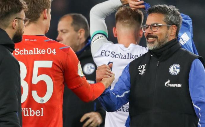Würde sich über einen Verbleib des Torwarts freuen: Schalke-Trainer David Wagner (r) beim Handschlag mit Keeper Alexander Nübel (2.v.l). Foto: Friso Gentsch/dpa