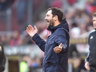 Mainz-Trainer Sandro Schwarz hadert mit der Niederlage gegen Union Berlin, braucht aber nicht um seinen Job zu fürchten. Foto: Torsten Silz/dpa Mainz-Trainer Sandro Schwarz hadert mit der Niederlage gegen Union Berlin, braucht aber nicht um seinen Job zu fürchten. Foto: Torsten Silz/dpa