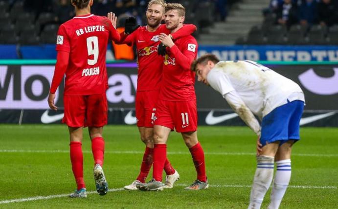 Timo Werner (r) jubelt mit Yussuf Poulsen (l) und Konrad Laimer über den Treffer zum 4:1 gegen Hertha BSC. Foto: Andreas Gora/dpa