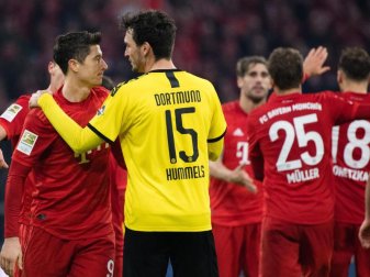 Nach der Niederlage wechselt BVB-Ersatzkapitän Mats Hummels (15) einige Worte mit Bayern-Torjäger Robert Lewandowski (r). Foto: Matthias Balk/dpa Nach der Niederlage wechselt BVB-Ersatzkapitän Mats Hummels (15) einige Worte mit Bayern-Torjäger Robert Lewandowski (r). Foto: Matthias Balk/dpa