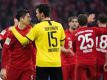 Nach der Niederlage wechselt BVB-Ersatzkapitän Mats Hummels (15) einige Worte mit Bayern-Torjäger Robert Lewandowski (r). Foto: Matthias Balk/dpa