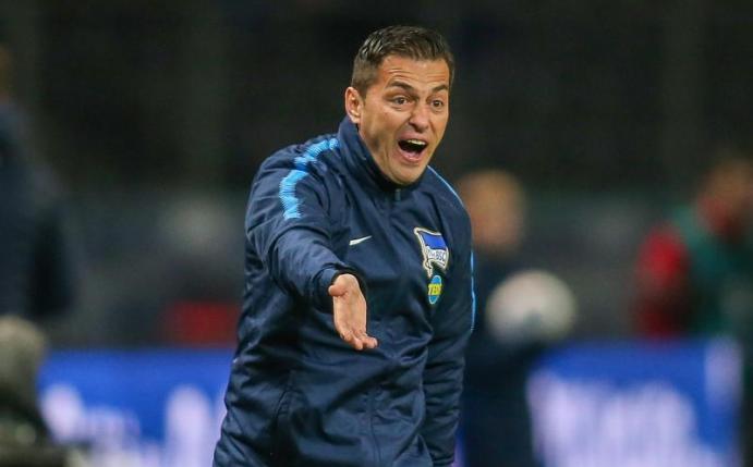 Kassierte mit Hertha BSC drei Niederlagen nacheinander: Cheftrainer Ante Covic schreit vom Spielfeldrand aus. Foto: Andreas Gora/dpa