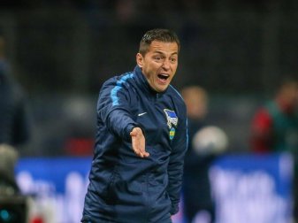 Kassierte mit Hertha BSC drei Niederlagen nacheinander: Cheftrainer Ante Covic schreit vom Spielfeldrand aus. Foto: Andreas Gora/dpa Kassierte mit Hertha BSC drei Niederlagen nacheinander: Cheftrainer Ante Covic schreit vom Spielfeldrand aus. Foto: Andreas Gora/dpa