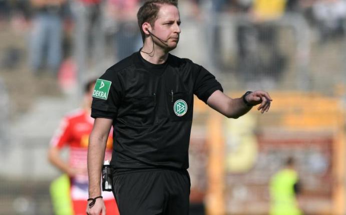 Schiedsrichter Thomsen hat die deutlichen Vorwürfe von Paderborns Geschäftsführer Sport Przondziono zurückgewiesen. Foto: Silas Stein/dpa