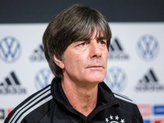 Bundestrainer Joachim Löw besucht Enke-Grab Bundestrainer Joachim Löw besucht Enke-Grab