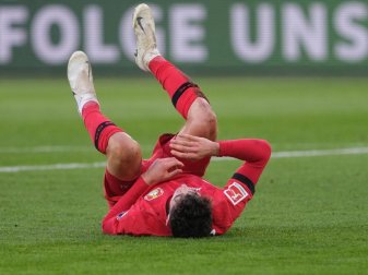 Leverkusens Havertz liegt am Boden und musste kurz vor der Halbzeit wegen einer Verletzung ausgewechselt werden. Foto: Peter Steffen/dpa Leverkusens Havertz liegt am Boden und musste kurz vor der Halbzeit wegen einer Verletzung ausgewechselt werden. Foto: Peter Steffen/dpa