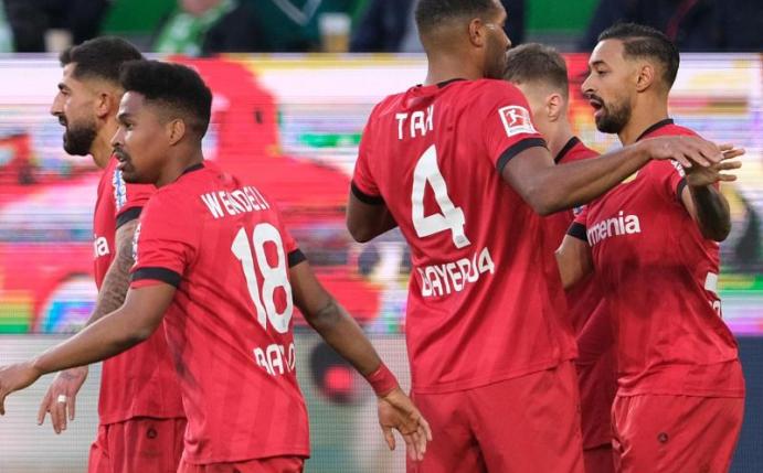Leverkusens Torschütze Bellarabi (r) bejubelt sein Tor zum 1:0 gegen den VfL Wolfsburg mit seinen Mannschaftskameraden. Foto: Peter Steffen/dpa