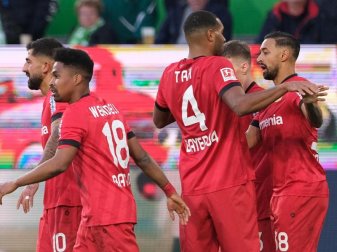 Leverkusens Torschütze Bellarabi (r) bejubelt sein Tor zum 1:0 gegen den VfL Wolfsburg mit seinen Mannschaftskameraden. Foto: Peter Steffen/dpa Leverkusens Torschütze Bellarabi (r) bejubelt sein Tor zum 1:0 gegen den VfL Wolfsburg mit seinen Mannschaftskameraden. Foto: Peter Steffen/dpa