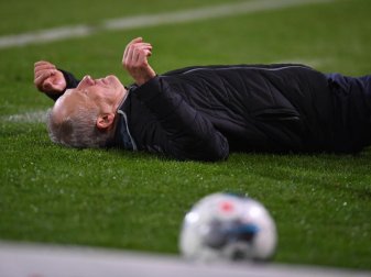 Frankfurts David Abraham hatte SC-Trainer Christian Streich kurz vor Schluss vor der Freiburger Bank abgeräumt. Foto: Patrick Seeger/dpa Frankfurts David Abraham hatte SC-Trainer Christian Streich kurz vor Schluss vor der Freiburger Bank abgeräumt. Foto: Patrick Seeger/dpa