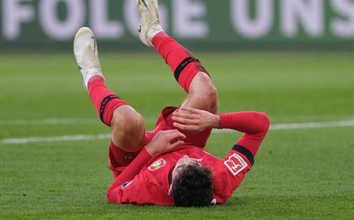 Der Leverkusener Kai Havertz verletzte sich in Wolfsburg. Foto: Peter Steffen/dpa
