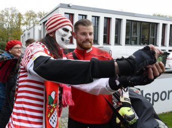 Verkleidet waren beim Kölner Training nur die Anhänger: FC-Keeper Timo Horn macht mit einem Fan ein Selfie. Foto: Roberto Pfeil/dpa Verkleidet waren beim Kölner Training nur die Anhänger: FC-Keeper Timo Horn macht mit einem Fan ein Selfie. Foto: Roberto Pfeil/dpa