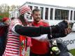Verkleidet waren beim Kölner Training nur die Anhänger: FC-Keeper Timo Horn macht mit einem Fan ein Selfie. Foto: Roberto Pfeil/dpa