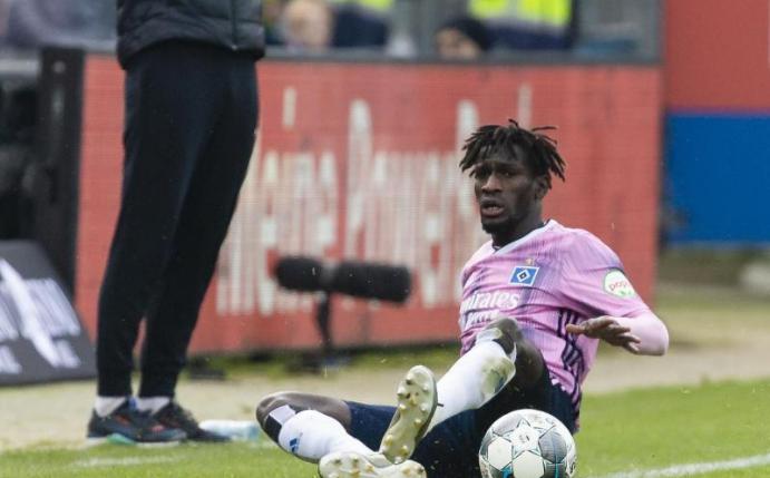 Wegen rohen Spiels gesperrt: HSV-Profi Bakery Jatta (r). Foto: Frank Molter/dpa