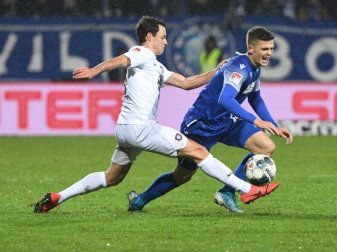 Der Karlsruher Marvin Wanitzek (l) und der Auer Clemens Fandrich kämpfen um den Ball. Foto: Uli Deck/dpa Der Karlsruher Marvin Wanitzek (l) und der Auer Clemens Fandrich kämpfen um den Ball. Foto: Uli Deck/dpa